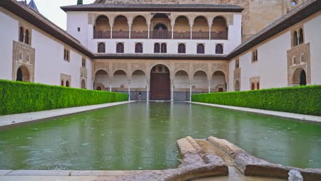 Regen,-Der-Auf-Den-Pool-Des-Hofes-Der-Myrten-Fällt