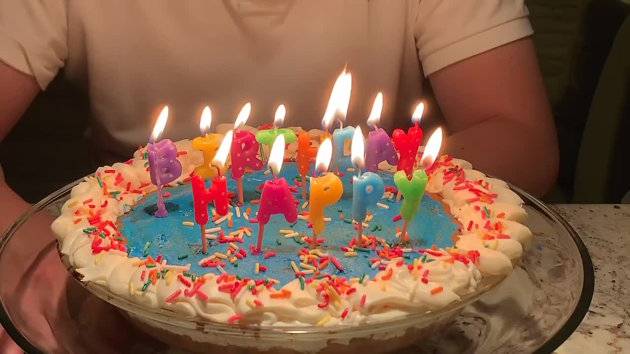 счастливый торт на день рождения с буквами свечей и посыпаниями