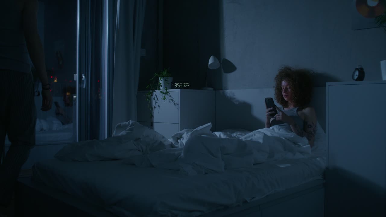 Coppia di notte in camera da letto