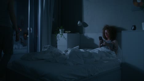 pareja por la noche en el dormitorio