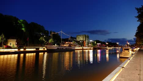 Pequeño-Río-En-El-Centro-De-La-Ciudad-De-Turku