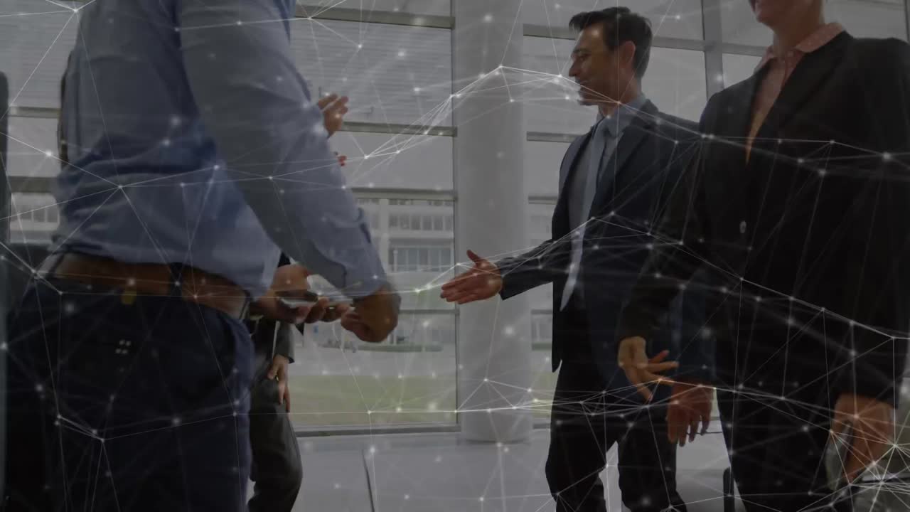 animación de redes de conexiones sobre diversas personas de negocios que se dan la mano en la oficina