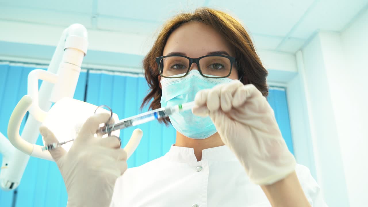 dentista que examina al paciente