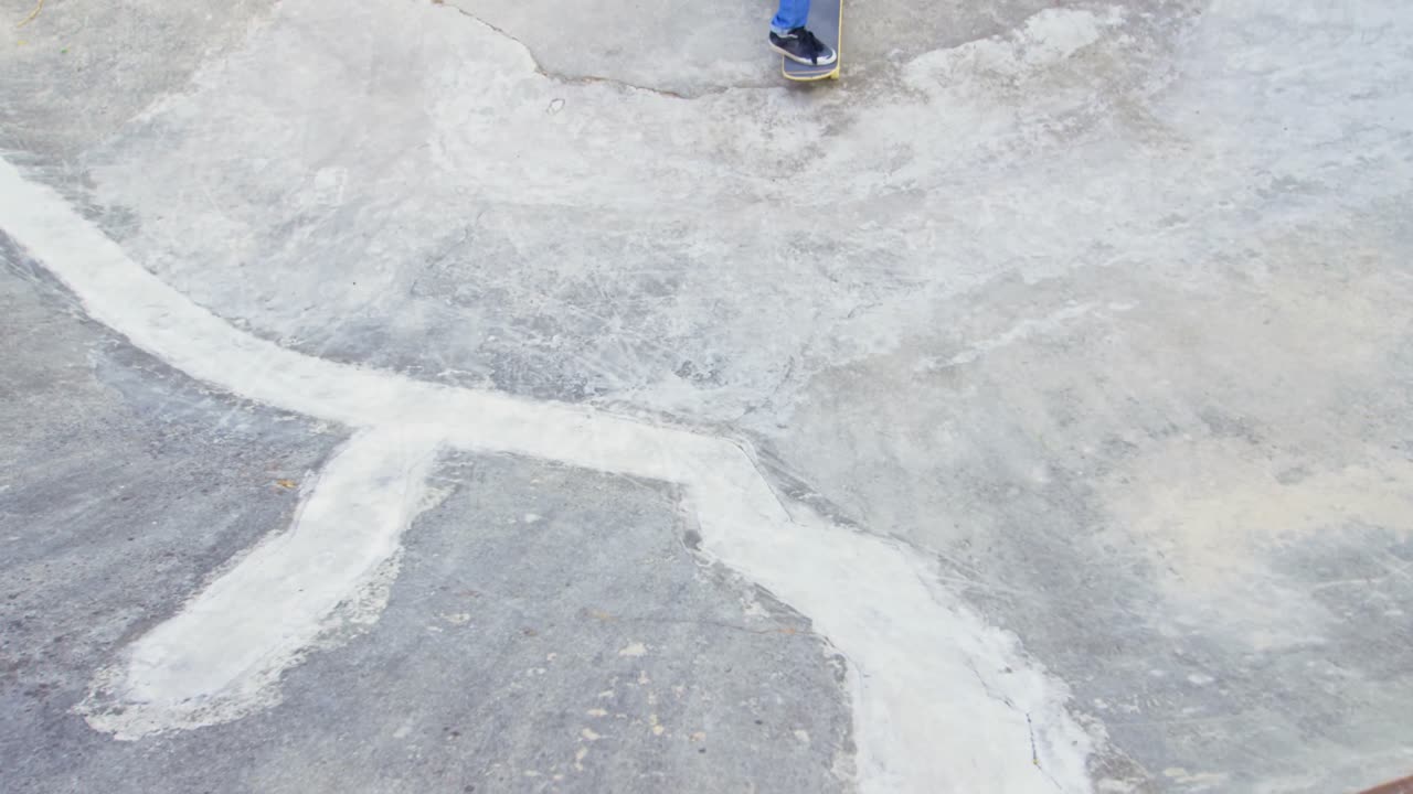 스케이트보드 파크 4k의 램프에서 스케이트보드를 연습하는 젊은 남자의 높은 각도 뷰