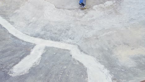 vista de alto ángulo de un joven practicando patinaje en la rampa en el parque de patinaje 4k