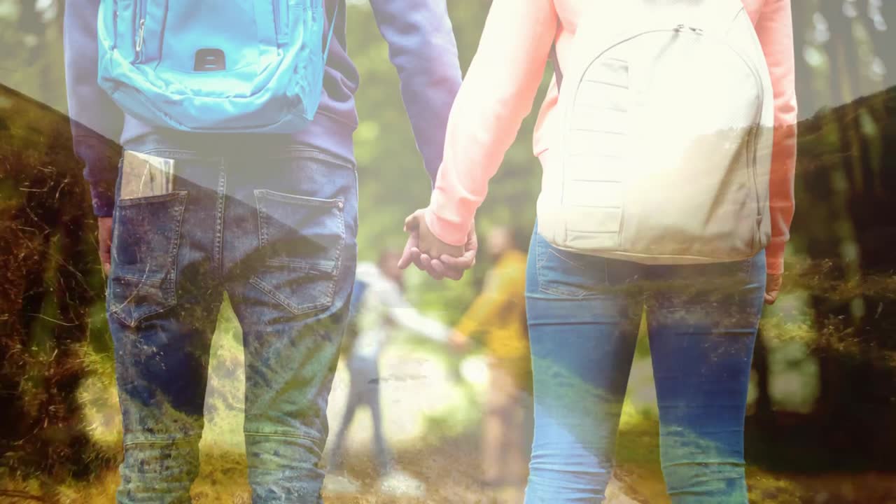 자연의 전환과 함께 커플 하이킹