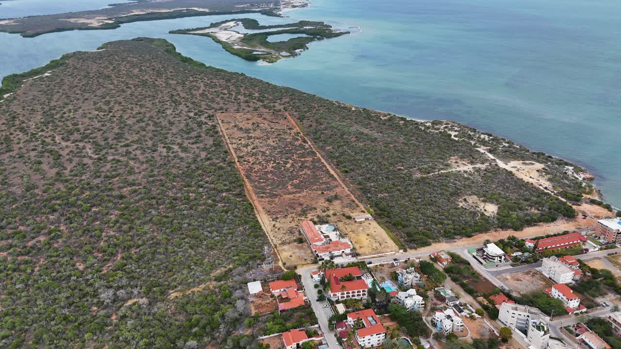 Vista con drone della costa di El Yaque, hotel, deserto e laguna nell'Isola Margarita