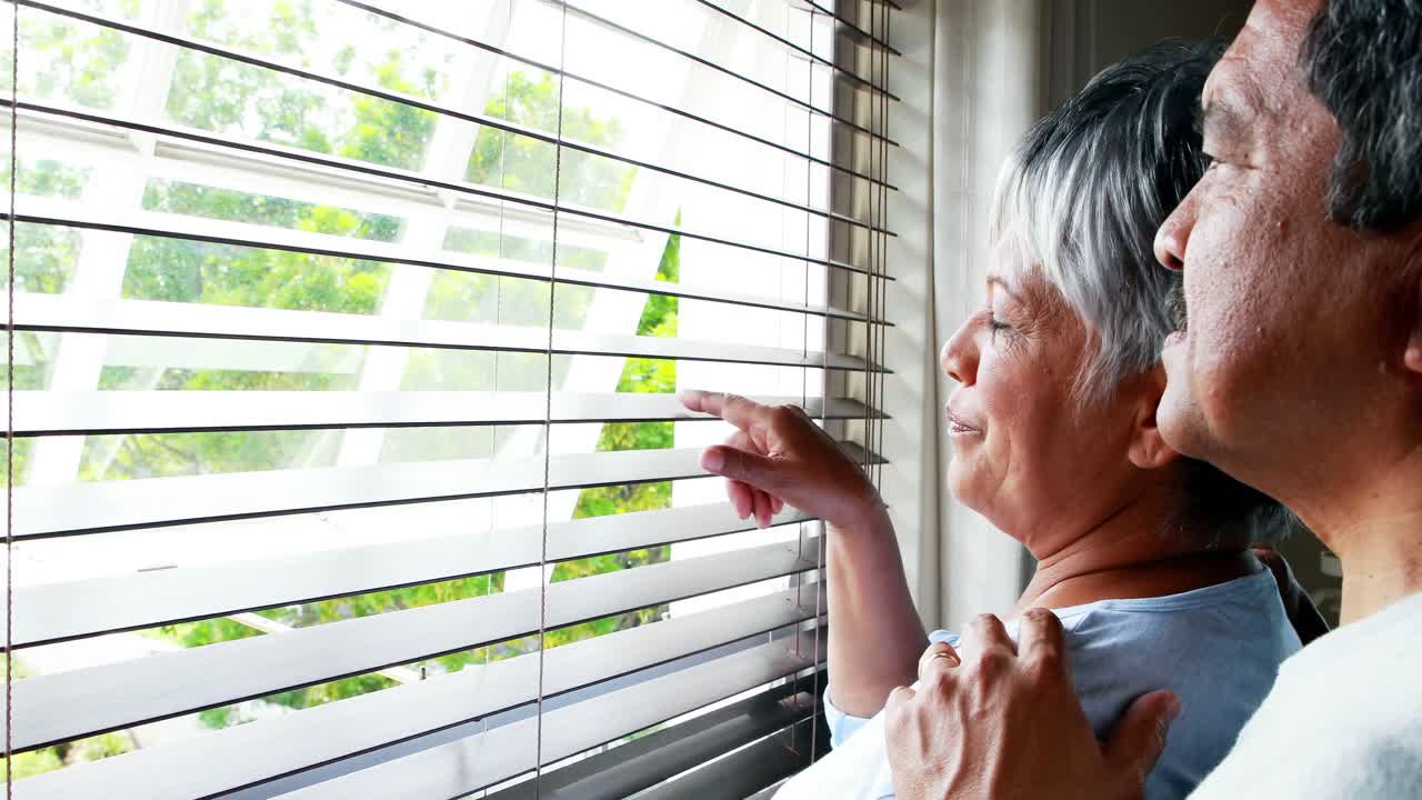 4k 창문을 통해 보는 고령 부부