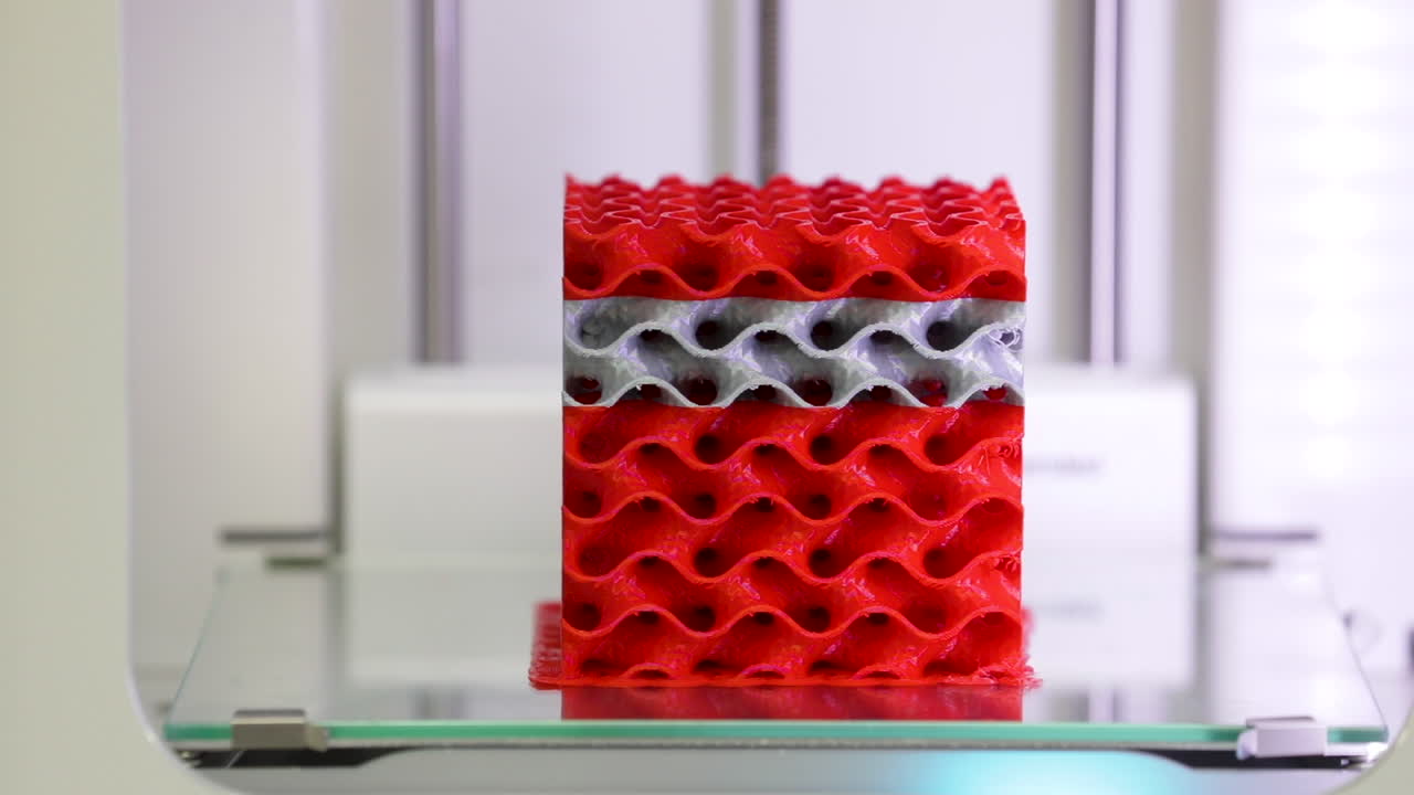 impresora 3d imprime piezas de plástico innovadoras