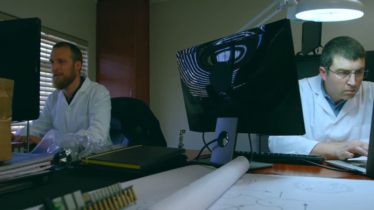 ingenieros de robótica masculinos trabajando en el escritorio 4k