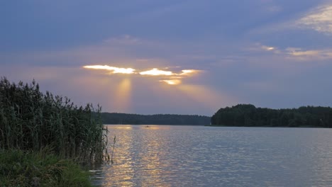 hermoso lago al atardecer en el parque paisajístico wdzydze, polonia - toma amplia