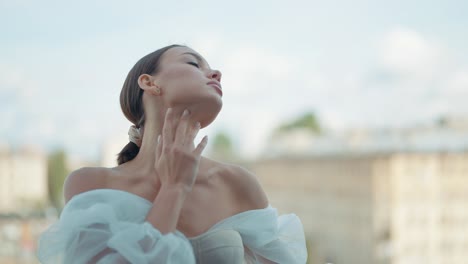 mujer con vestido beige claro