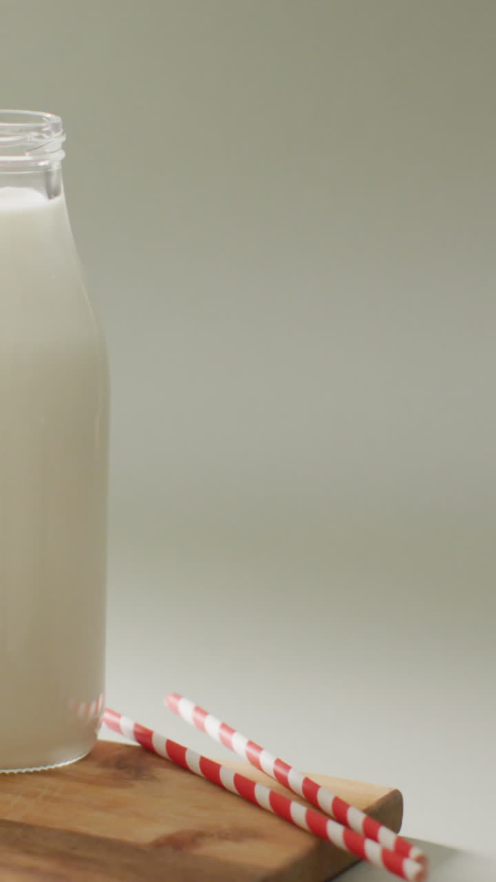 video de botellas de vidrio de leche sobre un fondo blanco
