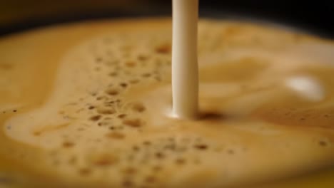 vertiendo leche en el café