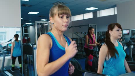 Young-people-train-in-the-gym