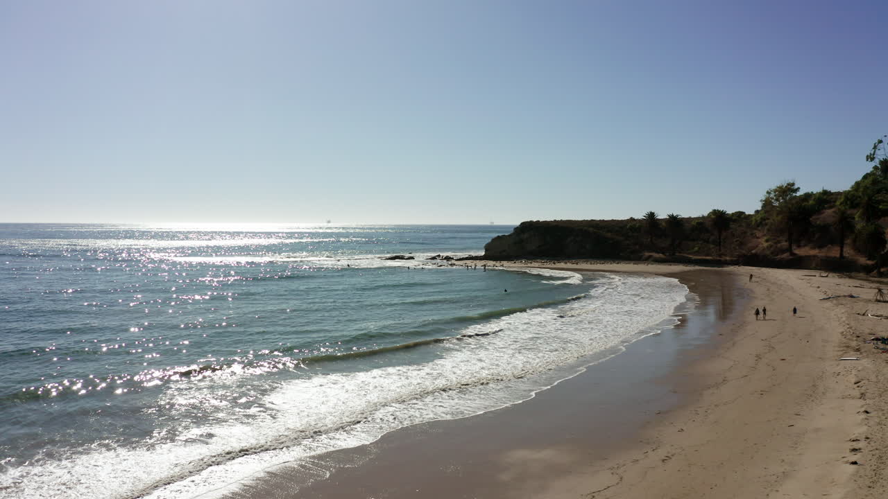 Vue aérienne en recul sur une plage idyllique de la côte ouest californienne.
