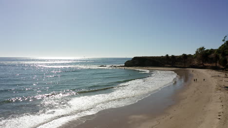 retroceso aéreo sobre la idílica playa de la costa oeste de california