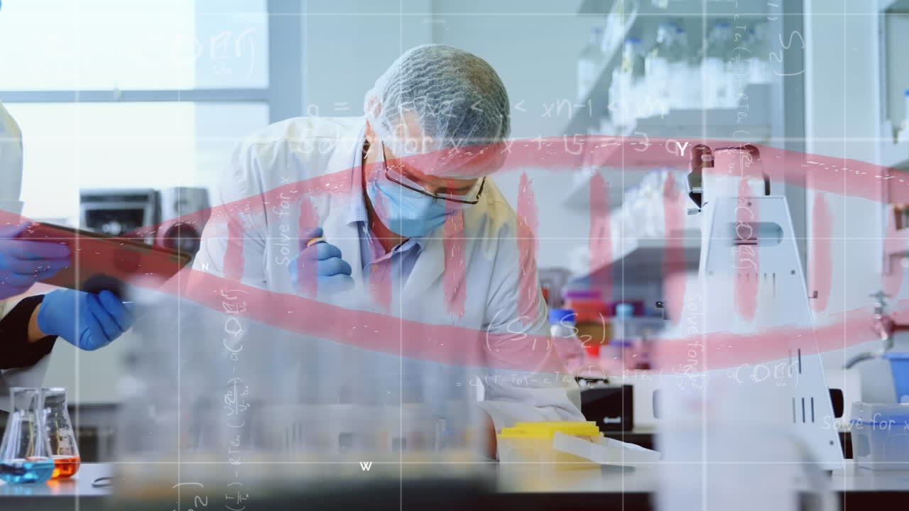 animación de la estructura del adn, ecuaciones matemáticas en un científico caucásico que trabaja en el laboratorio.