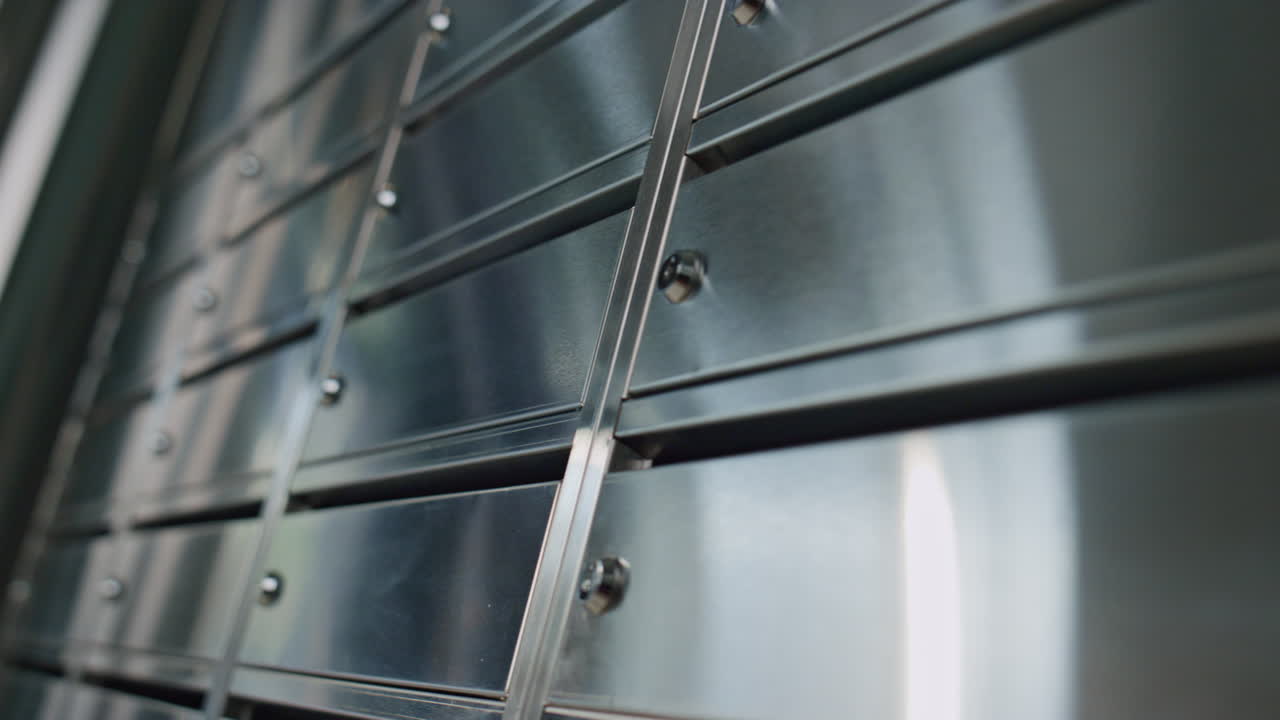 armarios de metal de primer plano que reflejan la luz. buzón contemporáneo cerrado en el interior