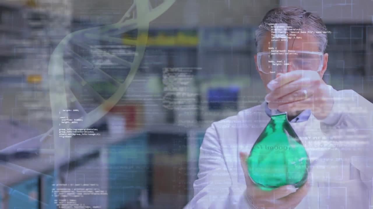 químico estudiando un líquido en un frasco