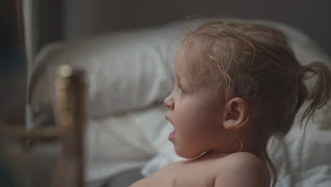 Morning-portrait-of-toddler-girl-at-home