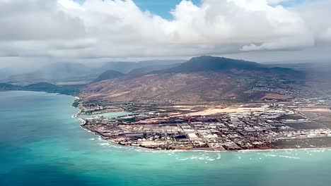 vista aérea del destino de la isla grande de hawaii desde arriba con nubes desde la ventana del avión volador