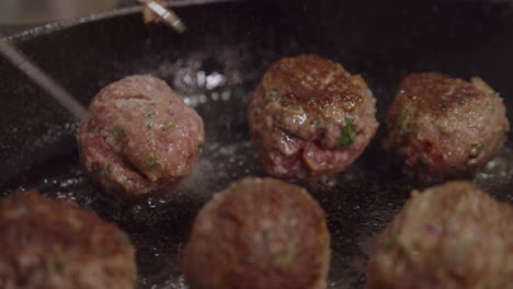 freír bolas de carne en una sartén caliente