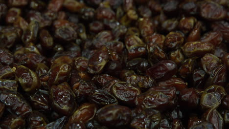 Getrocknete-Datteln,-Obst,-Ausgestellt-Auf-Dem-Souq-marktplatz-Von-Nizwa,-Oman,-Nahaufnahme