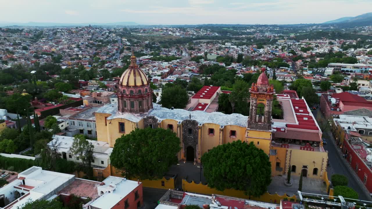Orbit über dem Templo de la Purisima Concepcion enthüllt die Parroquia de San Miguel Arcangel und El Campanario in San Miguel de Allende