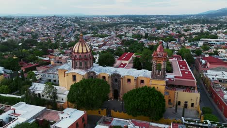 la órbita sobre el templo de la purísima concepción revela la parroquia de san miguel arcángel y el campanario en san miguel de allende