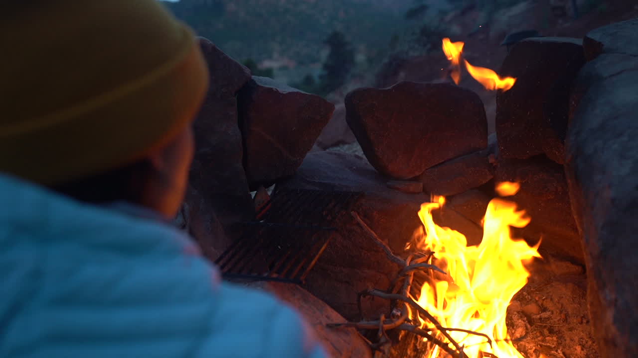 캠프 불 에 나무를 는 여자