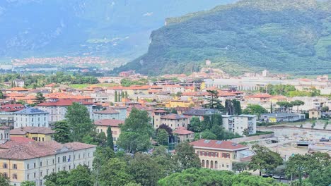 Mittelalterliche-Dachwohnungen-Aus-Dem-Mittelalter-In-Riva-Del-Garda,-Italien,-Luftdrohne