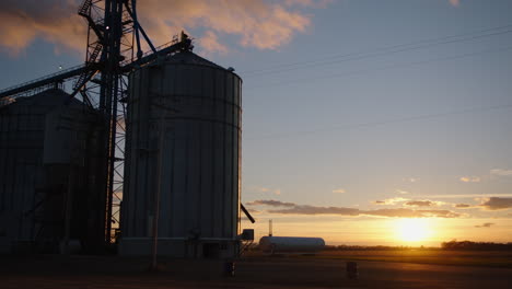 silo de la granja al atardecer en el campo de américa