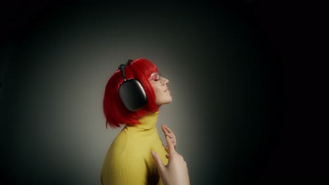 mujer bailando y escuchando música