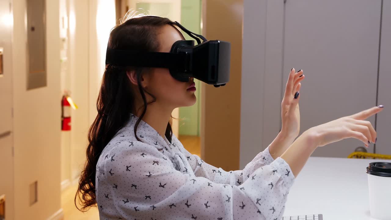 ejecutiva femenina usando auriculares de realidad virtual