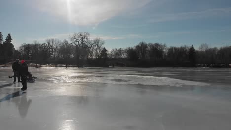 Eisfischer-An-Einem-Zugefrorenen-Seenachmittag