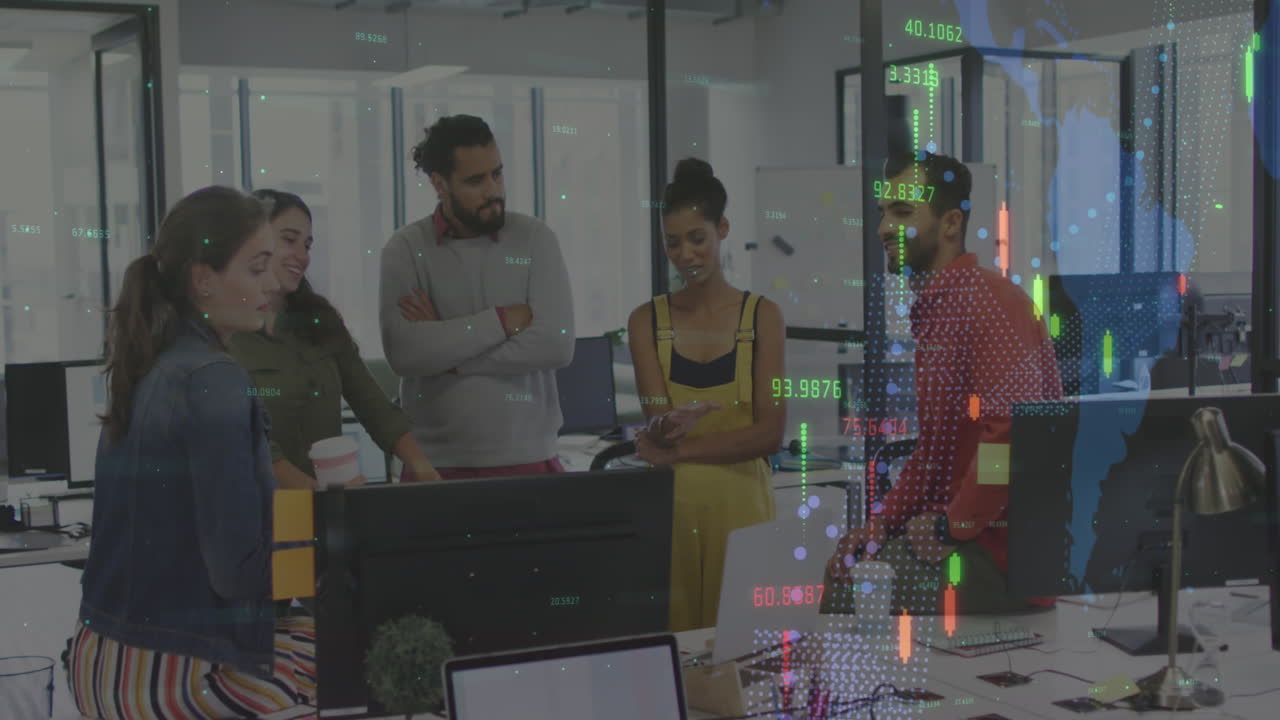 vídeo del procesamiento de datos financieros sobre diversas personas de negocios