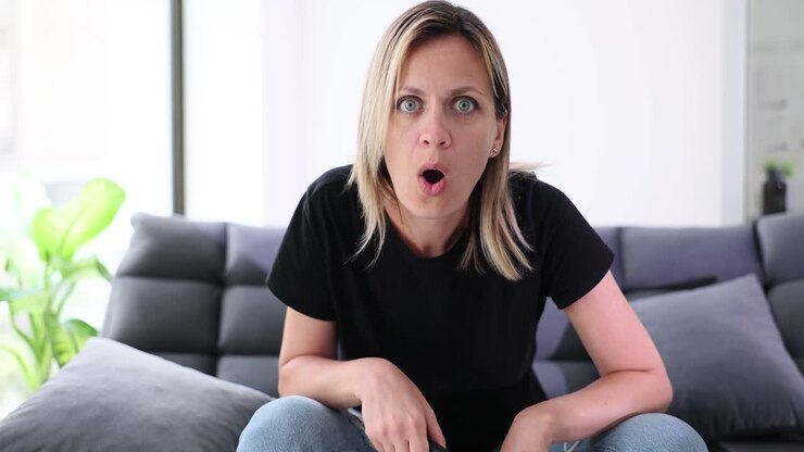 Donna con un'espressione sorpresa o scioccata