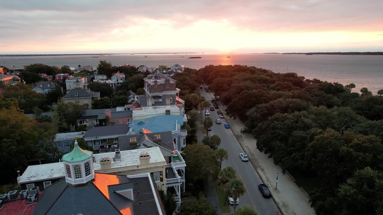 해가 뜰 때 사우스캐롤라이나주 찰스턴 sc의 배터리를 따라 유서 깊은 주택으로 공중 철수