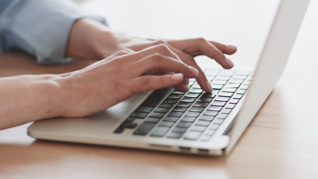 mujer escribiendo en una computadora portátil