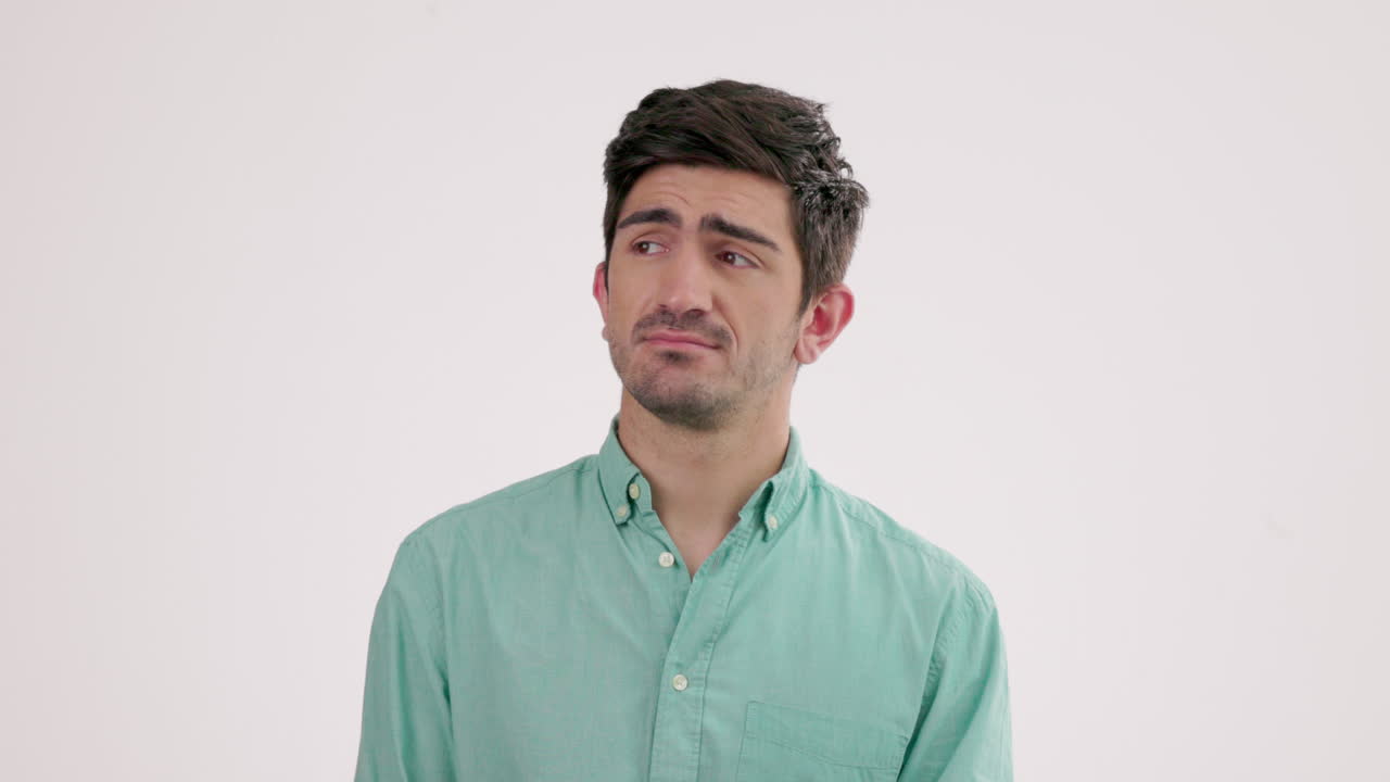 confundido, duda y hombre en un estudio con un inseguro