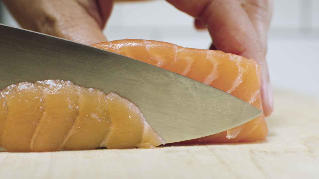 salmón crudo en rodajas para su uso en sushi y sashimi