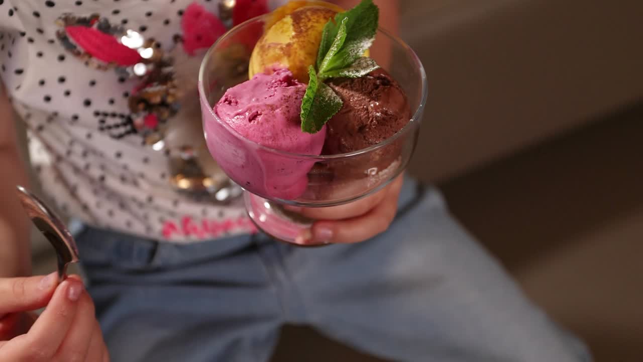 niño disfrutando de una variedad de sabores de helado