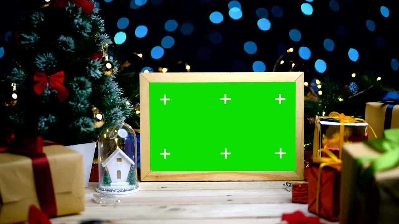 dolly disparó el marco de la pantalla verde entre la decoración de navidad. con marcas de seguimiento. 4k