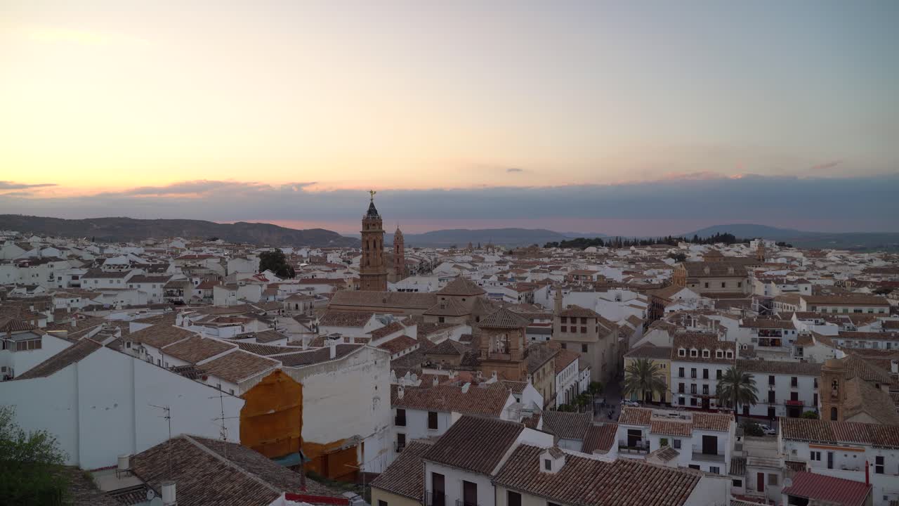 vista panorámica de antequera en andalucía, españa al atardecer