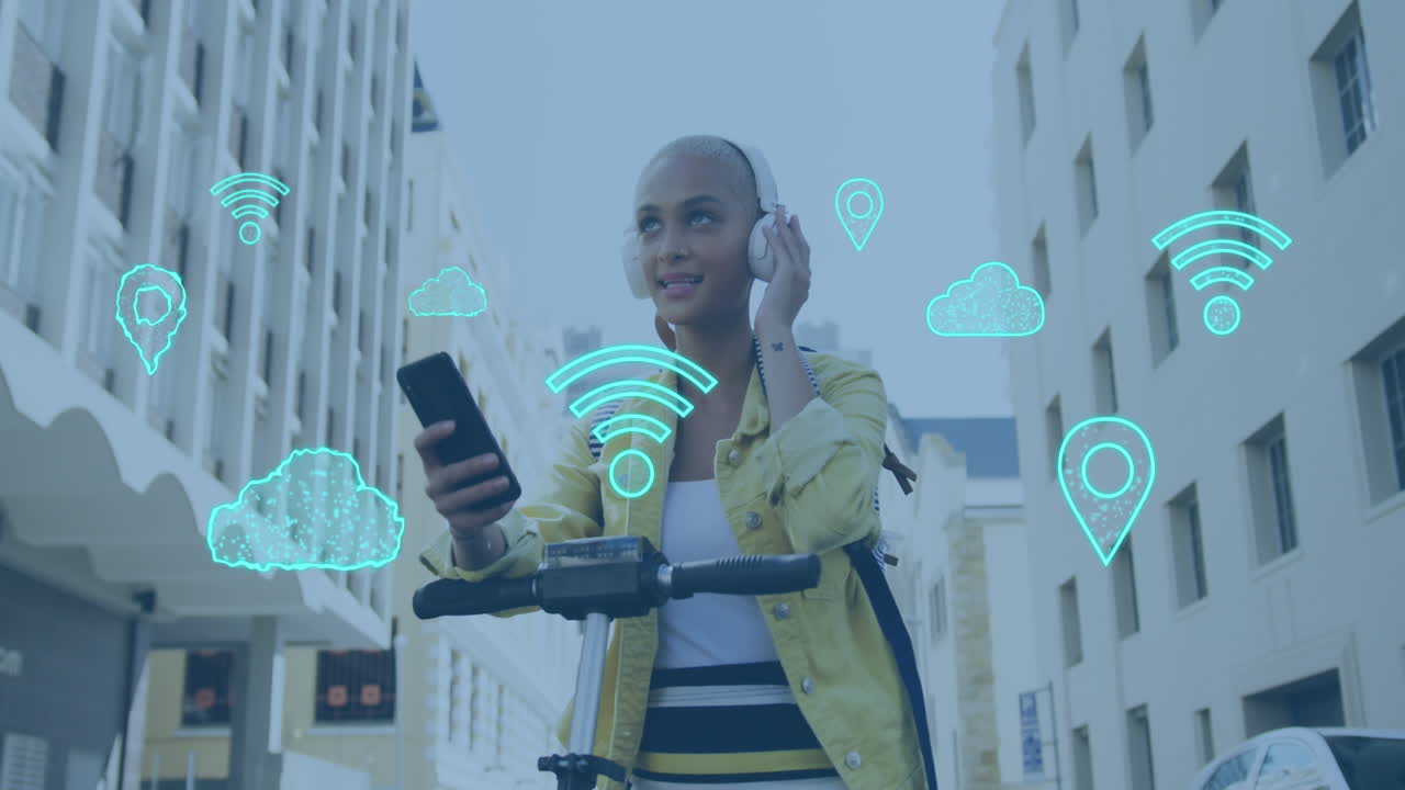 animación de iconos de redes sociales sobre mujeres biraciales que usan teléfonos inteligentes.