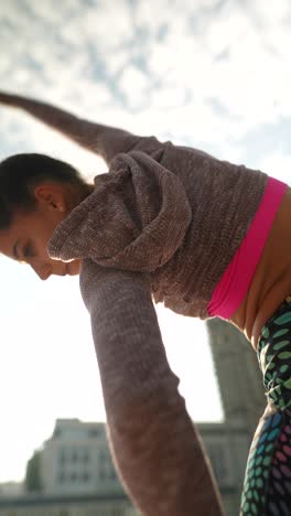 mujer con ropa deportiva haciendo ejercicio al aire libre