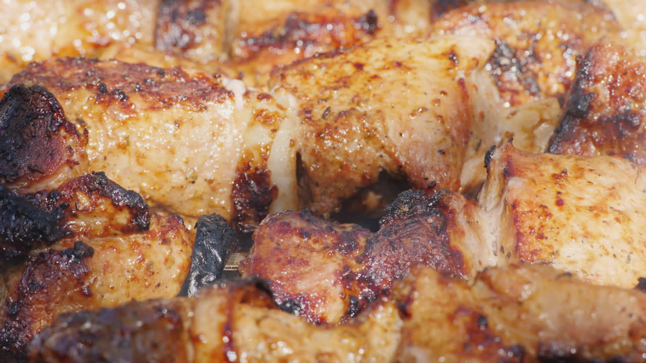 el jugoso shish kebab de cerdo se fríe en un video de primer plano a la parrilla