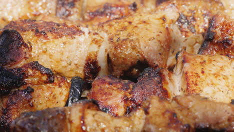 el jugoso shish kebab de cerdo se fríe en un video de primer plano a la parrilla