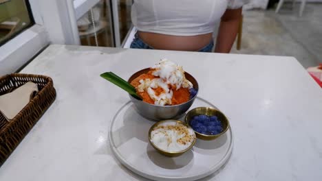 compartiendo postre tailandés con bolas de arroz glutinoso